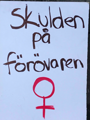 Plakat med texten 'Skulden på förövaren'.